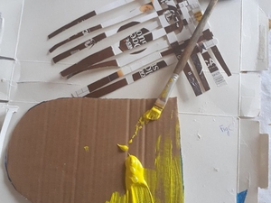 Pintura do coração em cartão com tinta de guache de cor amarela.