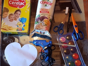 Materiais utilizados para o desafio: caixa de papas, marcador, tesouras, tintas, pincéis, embalagem da compal e cola.
