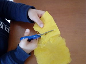 Dobragem e colagem de uma flor.