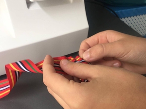 A mãe também ajudou com a saia para a nossa viloa!