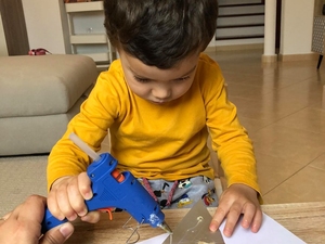 Colocação de cola quente para colagem