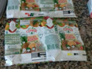 A aluna começou por abrir os pacotes de sumo.