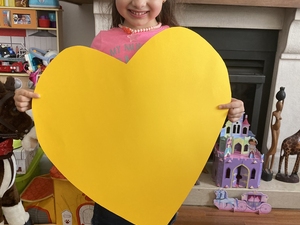 A Maria com a base do coração amarelo