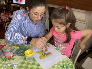 A Maria e a sua mãe em trabalho de equipa a pintar