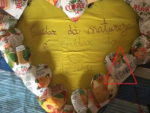 Realce da mensagem com cordel e realce de símbolo Tetra Pak.