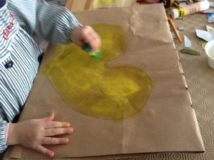 Amarelo é luz.
De cor amarela, pintamos o coração da Compal de amarelo com uma esponja e técnica estampagem.