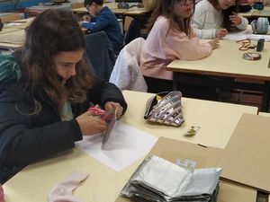 As embalagens Tetra Pack, de sumos da Compal depois de recolhidos e higienizados foram recortados em forma de quadrados.