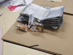 Dobragem  e realização dos corações em origami, com as embalagens da Compal.