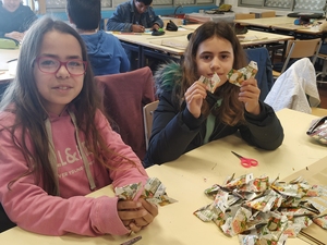 Dobragem  e realização dos corações em origami, com as embalagens da Compal.