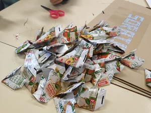 Os corações em origami, iriam ser pintados com tinta vitral amarela, para predominar o amarelo, mas manter alguma transparência e ser possível ver as embalagens da compal e o selo da tetra park.