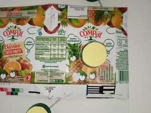 Fase de Construção I.
1º - Cortar as embalagens, depois de prensadas, abrir, passar por água e secar;
2º - Recortar círculos de cartolina amarela de forma a colar e cobrir as tampinhas de plástico.
3º - Desenhar um coração com lápis de maneira a que do