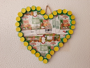 Fase de acabamento:
1º - Colar as tampas forradas na margem do coração;
2º - Colar um cordel na parte posterior do coração.