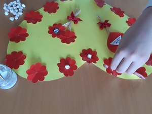 Colar as bolinhas de papel higiénico nas flores.