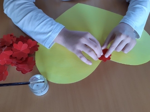 Colar flores vermelhas à volta do coração
