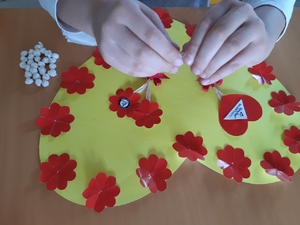 Fazer bolinhas brancas com papel higiénico.