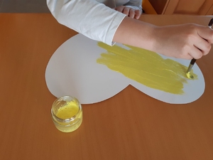 Pintar o coração de amarelo com tinta acrílica