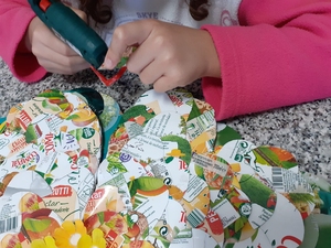 "Colagem em escamas" das embalagens da Marca Compal com o pormenor do selo (Tetra Pak - Protege o que é bom) e o símbolo FSC.