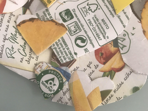 Detalhe sustentável
Pormenor com o selo Tetra Pak e símbolo FSC