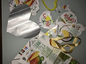 Em construção...
As embalagens Tetra Pak da Compal foram cortadas, em forma de coração, de diversos tamanhos. Um coração grande servirá de base para colar os restantes corações com cola quente. Atrás será colada uma fita de cetim já usada.