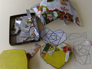 Colagem dos pedaços geométricos de embalagens Tetra Pak da Compal