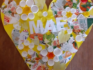 Pintura dos corações com guache amarelo utilizando uma esponja.