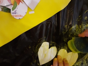 Colagem dos corações no coração grande já pintado de  guache amarelo.
