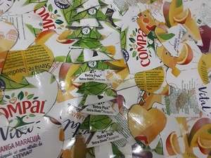 Detalhe do trabalho final com selo tetrapak visível