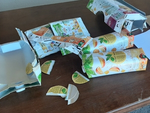 Preparação das embalagens e recorte das partes amarelas/laranjas para a figura a apresentar.