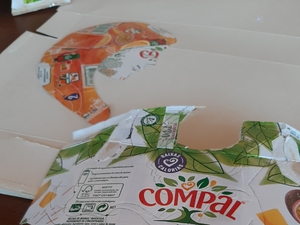 Fase de construção do coração. Foi usado uma caixa de cartão de cereais para fazer a colagem dos recortes.