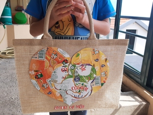 Amor de mãe e filho. Orgulhoso com o trabalho final (o filho fez de parede e prego).
