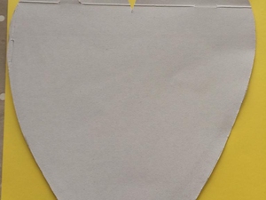 Colagem de uma cartolina amarela no coração recortado anteriormente