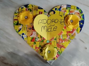 Produto final -coração feito com embalagens da tetrapak