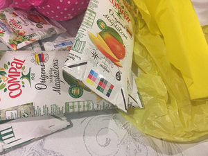 As embalagens Tetra Pak da Compal. Seleção das embalagens de Compal que foram coladas no trabalho.