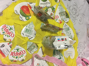 Fita vermelha.Após a primeira análise ao aspeto do  trabalho surgiu a ideia de colocar uma fita a contornar o coração. Ponderamos entre uma fita cor-de-rosa e uma fita vermelha. Optámos pela vermelha em forma de trança.