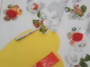 Materiais utilizados: embalagens Tetra Pak, cola e uma cartolina A4 amarela.