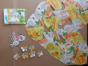 Coração já montado. Recortes de flores, pássaros (simbolismo - mãe e filho) e um pacote Compal para completar a montagem.