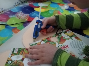 Colando as embalagens Tetra Pak da Compal ao molde do coração.