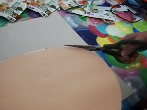 Reutilização de cartolina para recortar o molde do coração.