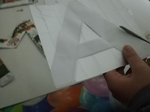 Recortando as letras da palavra MÃE, nos restos das embalagens Tetra Pak da compal.