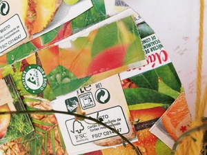 Pormenor do Coração Amarelo onde são visíveis os símbolos Tetra Pak - Protege o que é bom e FSC®.