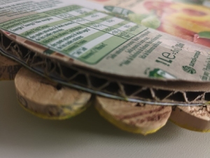Pormenor da base.
Nesta foto é possível ver que a base do trabalho é composta por material Tetra Pak Compal, cartão e rolhas de cortiça.