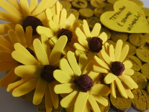 Um Coração Florido.
As flores representam a tradição de se oferecerem buquês no Dia da Mãe, bem como todo o simbolismo associado à Primavera e suas flores: nascimento, renovação da vida, um novo ciclo da  Natureza, entre outros.