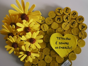 Terra Mãe! 
A imagem ilustra o trabalho na sua totalidade, onde através das palavras "Terra" e "Mãe" se estabelece uma analogia entre a generosidade característica das Mães e o que a Terra nos dá! 
Este coração foi elaborado pela aluna Ana Rodrigues.