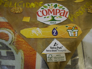 Pormenor do coração com os símbolos Tetra Pack e FSC