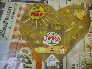 O coração já completo, com algumas palavras escritas a amarelo que representam o que é a Mãe