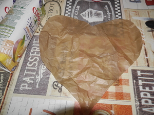 Coração recortado em papel reciclado para base do trabalho
