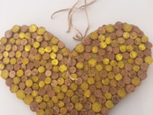Preenchimento do coração com as rolhas de cortiça e colagem( cola UHU) das rolhas de cortiça por detrás do coração. Pintura de algumas rolhas com a cor amarela( guache).