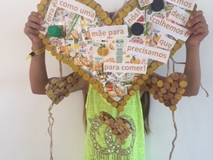 Registo fotográfico com a conclusão do coração e colagem de uma frase sobre o dia da Mãe e a sustentabilidade.