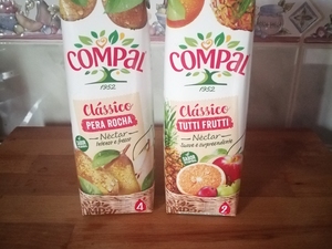 Material: duas embalagens tetra pak, de sumo, da Compal