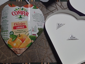 Materiais utilizados, exclusivamente resíduos. Embalagens de compal e caixa de chocolates.